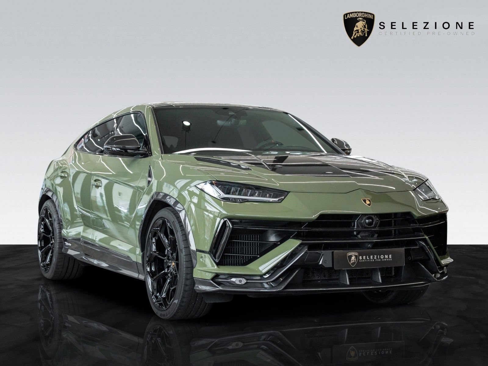 Urus Performante | Rear TV | Carbon Bonnet Detailbild