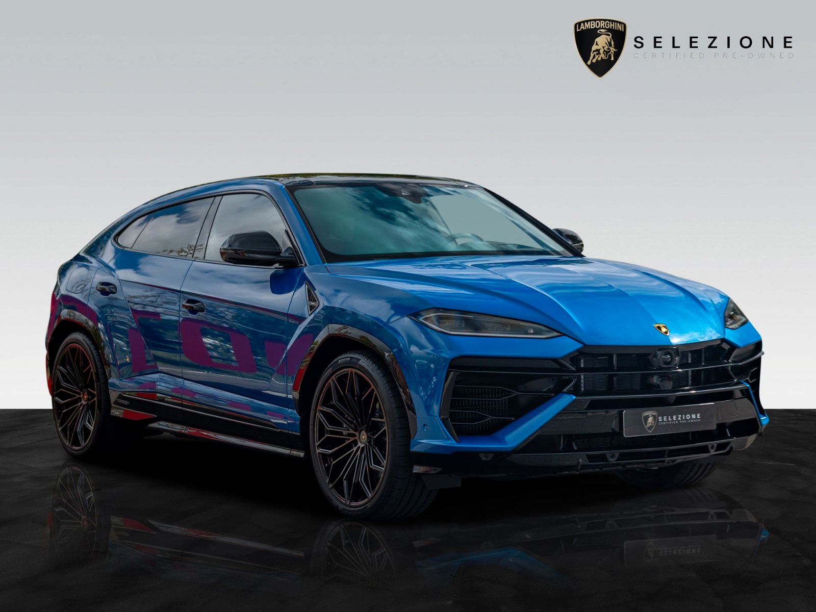 Urus SE | Akrapovic | Carbon Interior Detailbild
