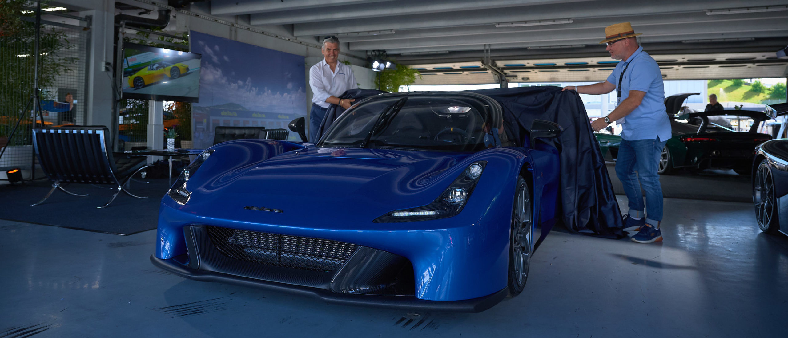 Die Übergabe eines Dallara während des Dörr Group Day 2020.